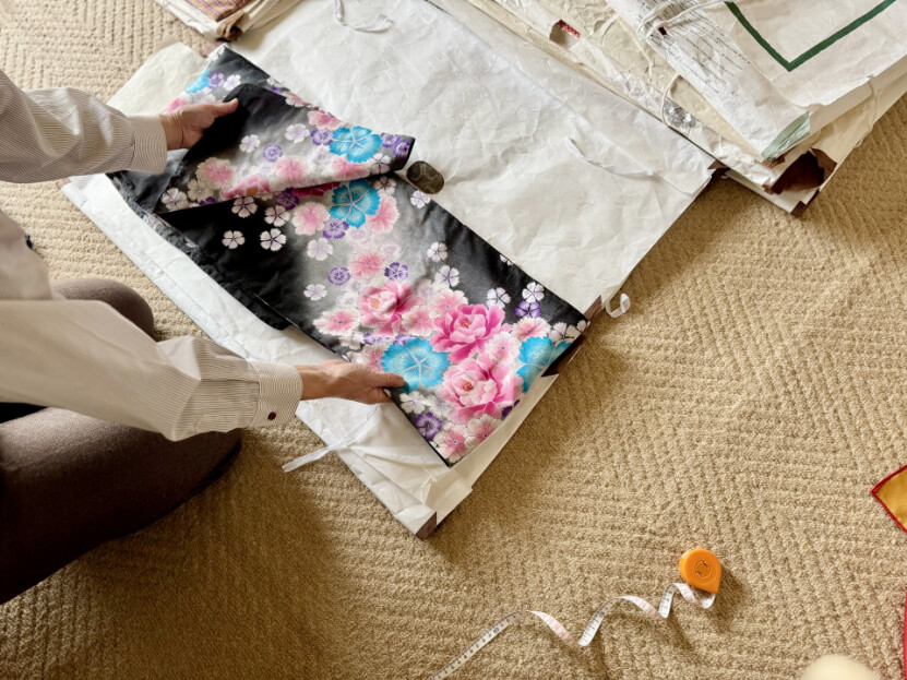 譲り受けた着物を広げる